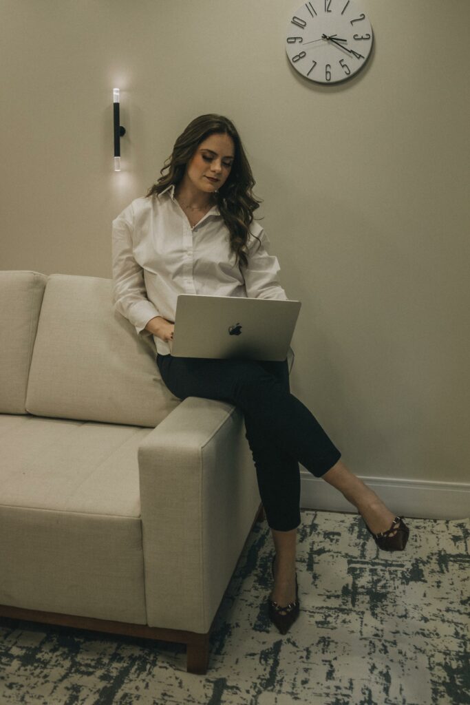 cette femme consulte son guide seo 